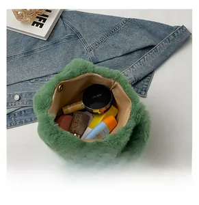 Vue de l'intérieur du sac à main en peluche verte avec rangement et fermoir aimanté