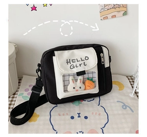 Détail du sac en toile avec imprimé HELLO Girl et poche transparente avec lapin