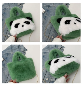 Détail d'un sac panda en peluche avec fourrure verte et bandoulière en chaîne dorée