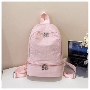 Détails du sac à dos en nylon rose froissé avec doubles fermetures éclair argentées élégantes