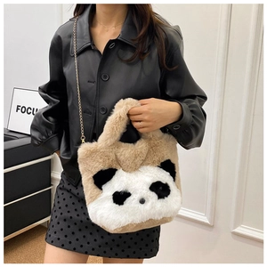 Détail du sac seau en peluche panda avec poignées en fausse fourrure et chaîne dorée