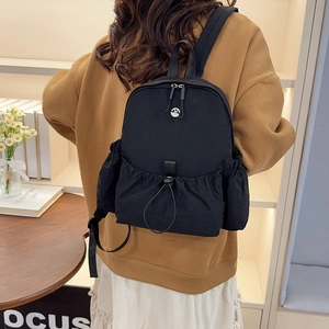 Details des modischen schwarzen Nylon Rucksacks mit Kordelzug und Doppelreißverschluss