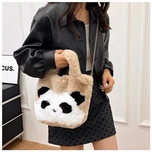 Détail du sac à main panda en peluche avec chaîne dorée et fausse fourrure beige douce