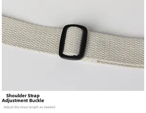 Dettaglio della tracolla in nylon crema con fibbia regolabile nera opaca