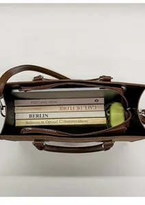 Draufsicht der braunen Tragetasche mit viel Platz für Laptop und mehrere Bücher