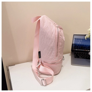 Détail du sac à dos rose clair en nylon imperméable avec fermetures éclair et sangle réglable
