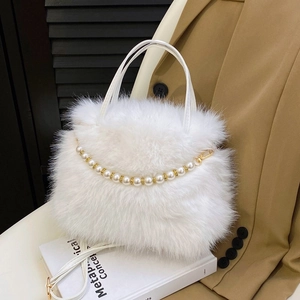 Borsa invernale in pelliccia sintetica bianca con catena di perle e tracolla moda