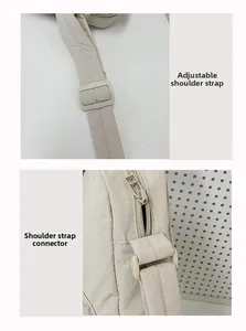 Dettaglio della tracolla regolabile in nylon e della fibbia della borsa beige