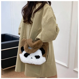 Détail du sac seau panda en peluche avec fourrure douce et bandoulière en chaîne dorée