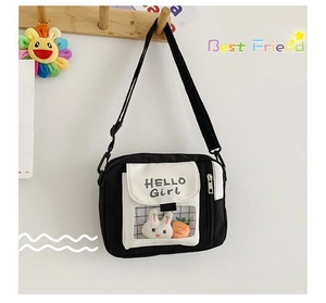 Détail du sac bandoulière en toile avec fenêtre transparente et décor de lapin