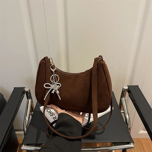 Sac croissant en daim marron avec pendentif argenté et bandoulière réglable