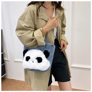 Détail du sac panda en peluche grise avec bandoulière amovible en chaîne dorée