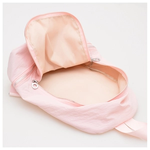 Détail du compartiment principal spacieux et des fermetures éclair argentées du sac rose