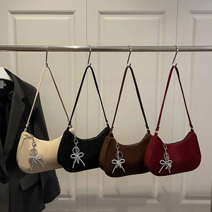 Sacs portés épaule baguette mats en quatre couleurs avec breloques nœuds en perles
