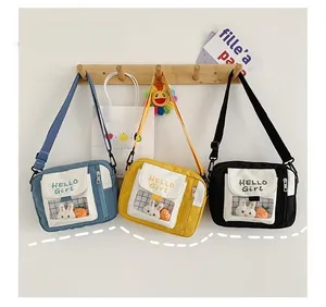 Trois mini sacs en toile bleu, jaune et noir avec poche transparente et poupée lapin