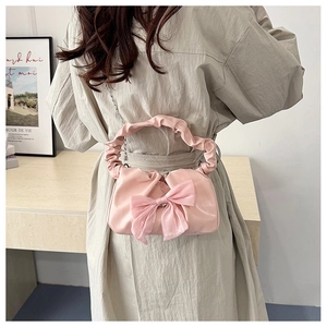 Rückansicht einer Handtasche in Rosa mit gerafftem Griff, Seidenschleife und Kettenriemen
