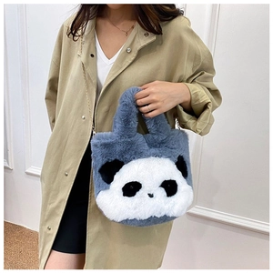 Détail du sac panda mignon en fausse fourrure bleu-gris avec bandoulière chaîne amovible