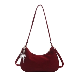 Sac à bandoulière minimaliste en velours bordeaux avec pendentif nœud argenté