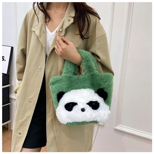 Détail du sac seau panda en peluche verte avec bandoulière en chaîne dorée sur mannequin