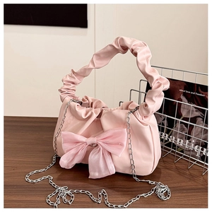 Detail der hellrosa gerafften Cloud-Tasche mit Organza-Schleife und silberner Kette