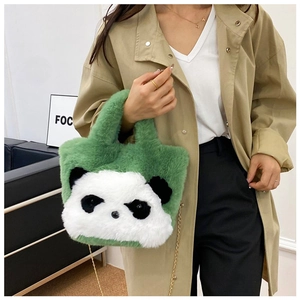 Détail du sac seau panda en peluche verte avec fausse fourrure et bandoulière chaîne dorée