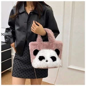 Détail du sac seau panda en peluche rose avec chaîne dorée et texture douce et poilue
