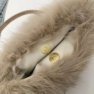 Dettagli della finitura in ecopelliccia e chiusure magnetiche dorate sulla borsa peluche