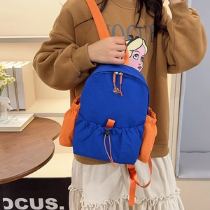Nahaufnahme des blau-orangen Nylon-Rucksacks mit elastischer Seitentasche und Reißverschluss
