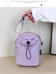Dettaglio borsa porta borraccia in nylon lavanda con coulisse e tracolla larga