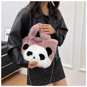 Détail du sac seau panda en peluche rose avec poignées en fourrure et chaîne dorée