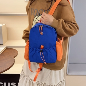 Detail des blau-orangen Nylon-Rucksacks mit Kordelzugtasche und verstellbaren Trägern
