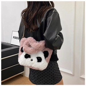 Sac panda en peluche rose et blanc avec chaîne dorée dans un décor intérieur moderne