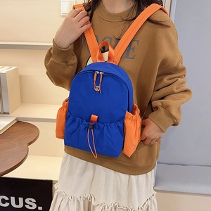 Nahaufnahme eines blau-orangen Nylon-Rucksacks mit Details zum verstellbaren Kordelzug
