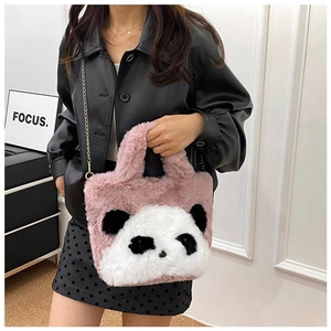 Détail du sac à main panda rose en peluche douce avec une bandoulière à chaîne dorée