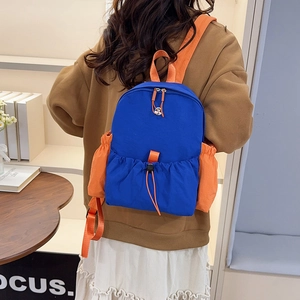 Detailansicht des modischen blau-orangen Nylon-Rucksacks mit Kordelzugtasche und Seitenfach