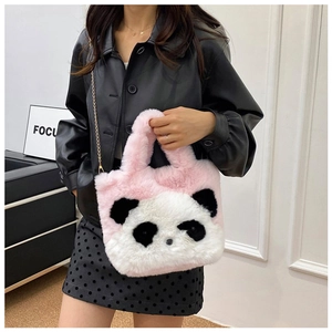 Détail du sac panda en peluche rose et blanc avec bandoulière en chaîne dorée