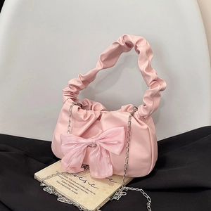 Sac à main plissé rose style nuage avec grand nœud en satin et bandoulière chaîne