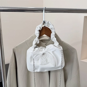 Sac à main blanc avec poignée froncée, grand nœud en organza et chaîne en argent