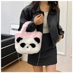 Détail du sac panda en peluche rose et blanc avec sa bandoulière en chaîne dorée