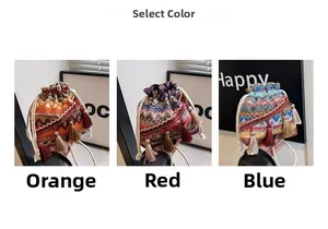 Detaillierter Vergleich von Ethno-Beuteltaschen in Orange, Rot und Blau mit Quastenanhängern