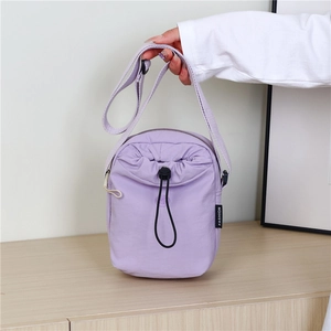 Borsa a tracolla chic in nylon lavanda per borraccia e telefono con cordoncino regolabile