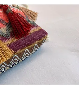 Detailansicht der ethnischen Leinwandstickerei und bunten Fransenquasten an der Tasche