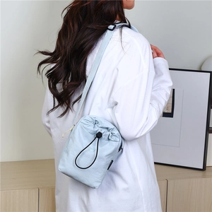 Borsa a tracolla in nylon azzurro con coulisse per donna, ideale per l'uso quotidiano chic