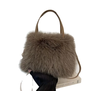 Borsa a mano in peluche marrone con manici in ecopelle e tracolla a catena di perle