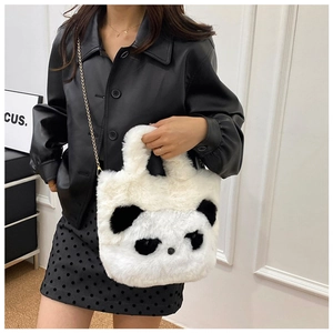 Détail du sac peluche panda avec texture en fausse fourrure et bandoulière chaîne dorée
