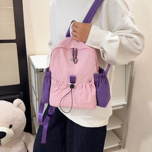 Detailansicht des pink-violetten Rucksacks mit Seitentaschen und Kordelzugverschluss