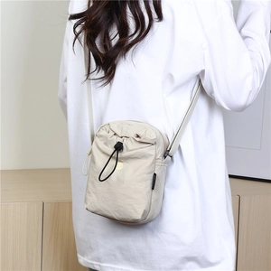 Borsa a tracolla in nylon beige per borraccia e cellulare con dettaglio a coulisse