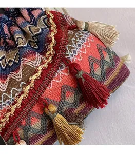 Detailansicht der Boho-Beuteltasche mit bunten Quasten und geometrischem Webmuster