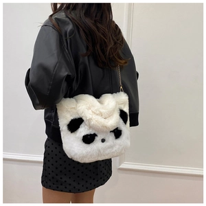 Détail du sac panda en peluche avec chaîne dorée porté sur une tenue par un modèle
