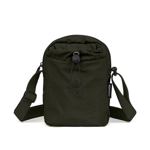 Borsa a tracolla in nylon verde oliva con tracolla regolabile e chiusura con coulisse